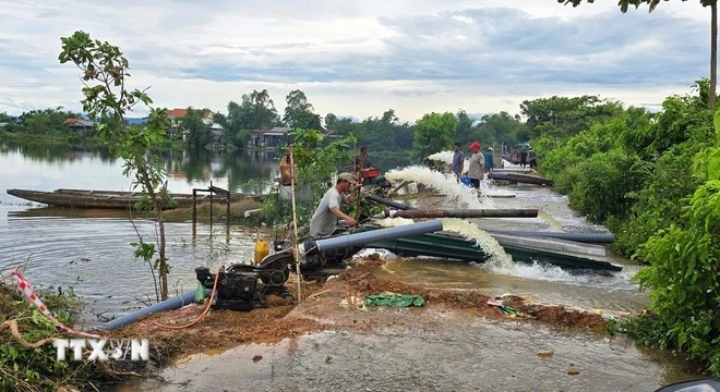 La coopérative agricole de Phu Ho, dans la ville de Hué, a mobilisé du personnel et des pompes pour drainer les eaux de crue. Photo: VNA