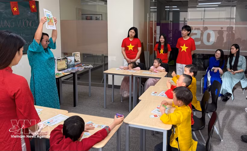 Une classe de langue vietnamienne du Conseil culturel et éducatif Canada-Vietnam (CVCEC). Phôt: VNA