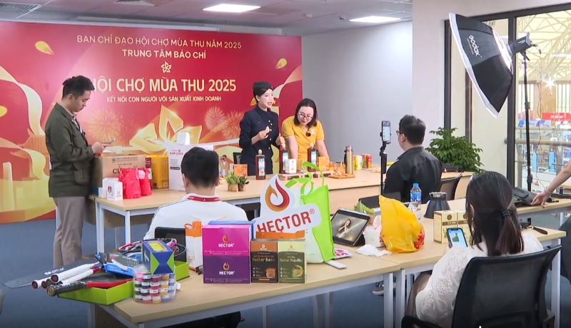 Session de vente en direct de spécialités locales via TikTok dans le cadre de la première Foire d'Automne 2025. Photo: VNA