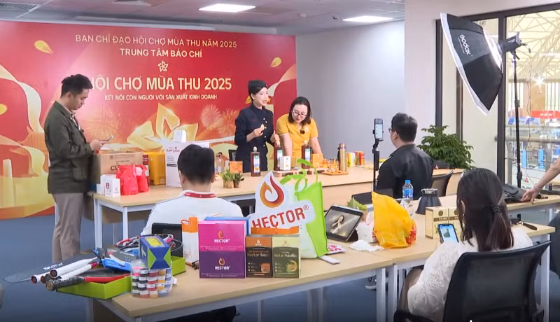 Session de vente en direct de spécialités locales via TikTok dans le cadre de la première Foire d'Automne 2025. Photo: VNA