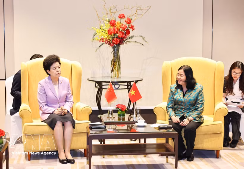 La présidente du Comité central du Front de la Patrie du Vietnam, Bui Thi Minh Hoai (droite), et Xian Hui, vice-présidente du Comité national de la Conférence consultative politique du peuple chinois. Photo: VNA