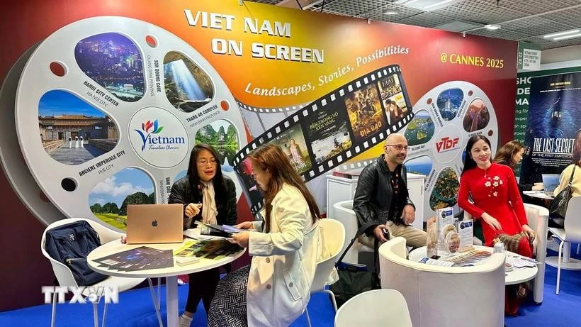 Des partenaires discutent avec des producteurs de films vietnamiens. Photo : VNA