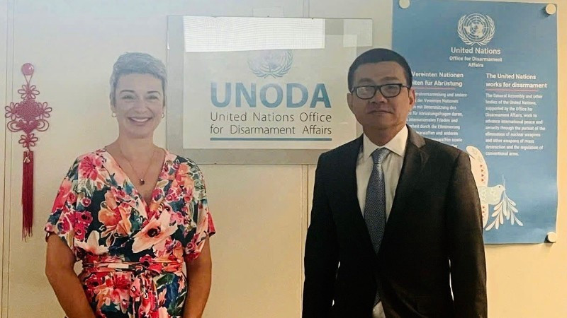 L'ambassadeur Vu Le Thai Hoang, chef de la Mission permanente du Vietnam auprès de l'ONU et d'autres organisations internationales à Vienne et Rebecca Jovin, cheffe du Bureau des affaires de désarmement de l'ONU (UNODA). Photo: VNA