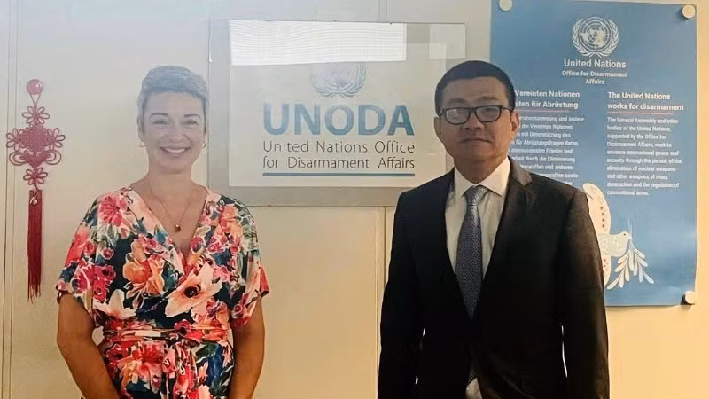L'ambassadeur Vu Le Thai Hoang, chef de la Mission permanente du Vietnam auprès de l'ONU et d'autres organisations internationales à Vienne et Rebecca Jovin, cheffe du Bureau des affaires de désarmement de l'ONU (UNODA). Photo: VNA