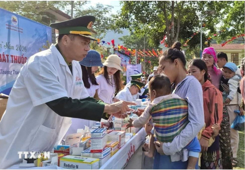 Les documents du 14e Congrès national du Parti souligne la position constante du Vietnam de considérer le peuple comme à la fois, « le centre, l'objectif, la motivation et la ressource du développement ». Photo: VNA