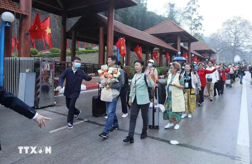 Des visiteurs chinois entrent au Vietnam via le poste frontalier Huu Nghi. Photo: Vietnam