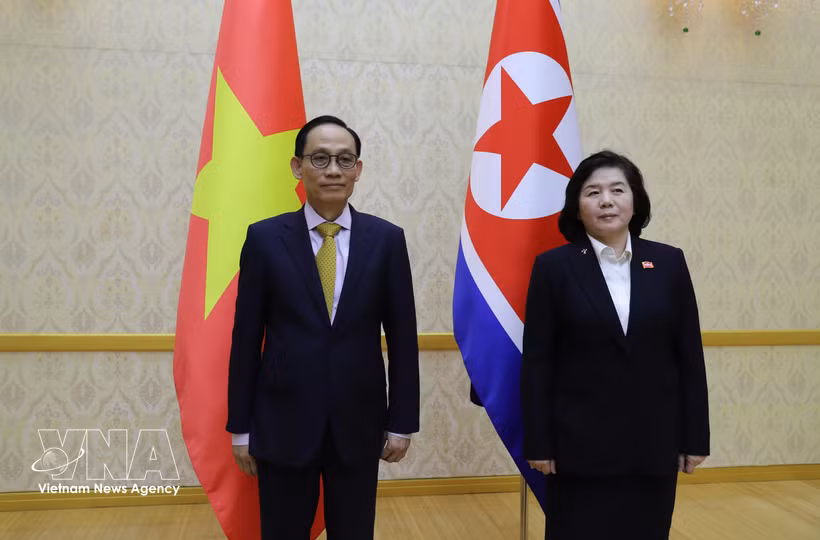 Le ministre des Affaires étrangèresLe Hoai Trung et son homologue nord-coréenne, Choe Son Hui. Photo: VNA
