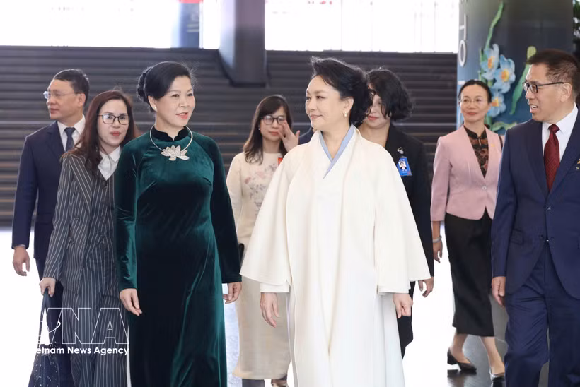 Ngo Phuong Ly (gauche), épouse du secrétaire général du Parti communiste du Vietnam (PCV) et président du Vietnam, To Lam, et Peng Liyuan, épouse du secrétaire général du Parti communiste chinois (PCC) et président chinois, Xi Jinping. Photo: VNA
