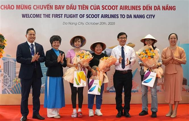 Cérémonie d'acceuil des passagers du vol TR314 de la compagnie aérienne Scoot Airlines à Da Nang. Photo: VNA