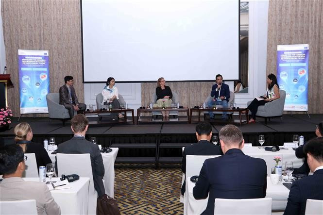 Forum international « Accroître les investissements numériques : connecter l’offre technologique européenne avec l’avenir numérique du Vietnam » à Hanoï. Photo: VNA