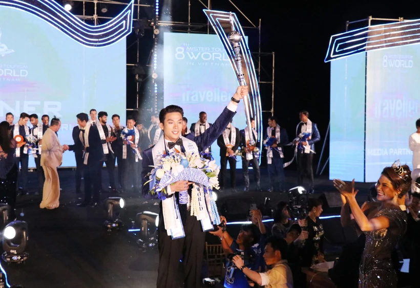 Nguyen Huu Hung remporte le titre de Mister Tourism World 2025. Photo: VNA