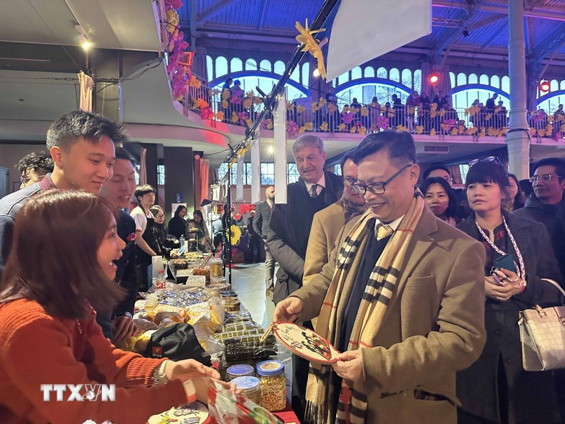 L’ambassadeur du Vietnam en France, Trinh Duc Hai au marché du Têt de l’Année du Cheval 2026 au Pavillon Baltard. Photo: VNA
