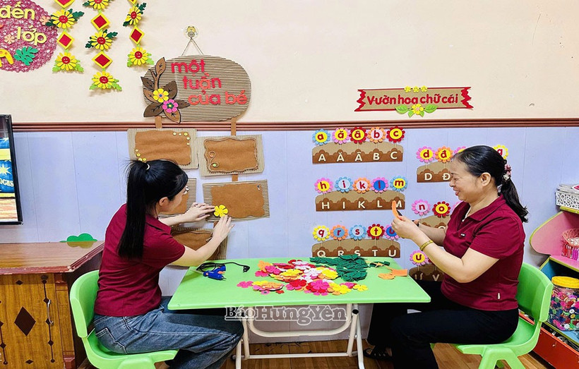 Des enseignants de l'école maternelle Ly Nam De (commune de Hong Minh) décorent la salle de classe pour accueillir les enfants. Photo: baohungyen.vn