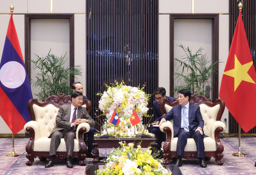 Le président Luong Cuong (droite) reçoit le dirigeant lao Thongloun Sisoulith. Photo: VNA