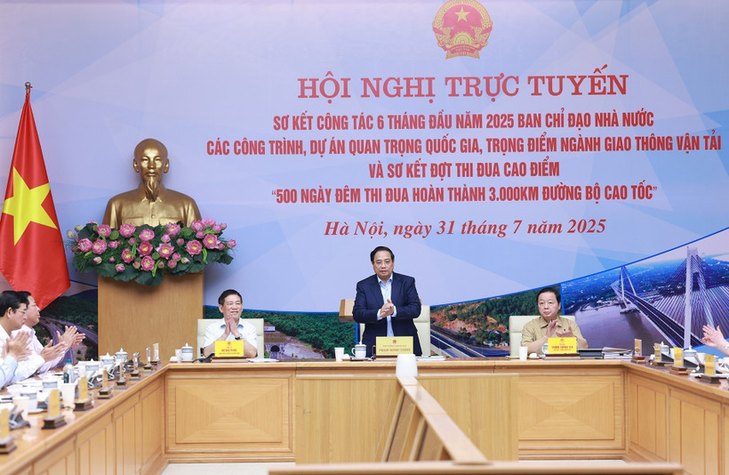 Le Premier ministre Pham Minh Chinh fixe l'objectif d'achever 2.476 km d’autoroutes au 19 août. Photo: VNA