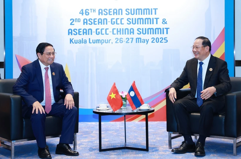 Le Premier ministre Pham Minh Chinh (gauche) rencontre son homologue lao, Sonexay Siphandone, en marge du 46e Sommet de l’ASEAN. Photo: VNA