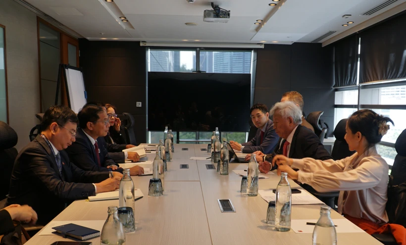 Le vice-Premier ministre et ministre des Affaires étrangères, Bui Thanh Son rencontre le président de la BAII, Jin Liqun, le 26 mai à Kuala Lumpur. Photo: VNA