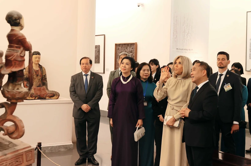 Ngô Phuong Ly et Brigitte Macron au Musée des Beaux-Arts du Vietnam, à Hanoï. Photo: VNA