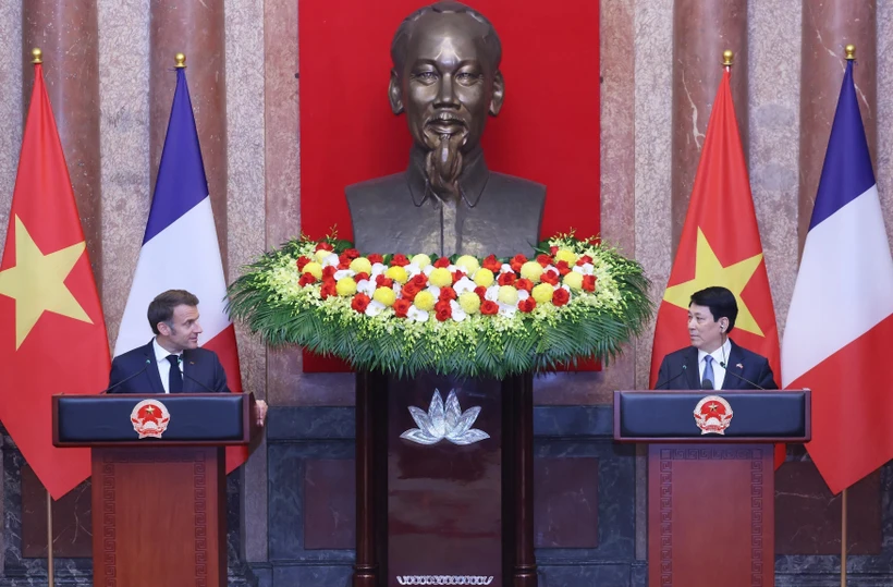Conférence de presse commune des présidents Luong Cuong et Emmanuel Macron, le 26 mai à Hanoï. Photo: VNA