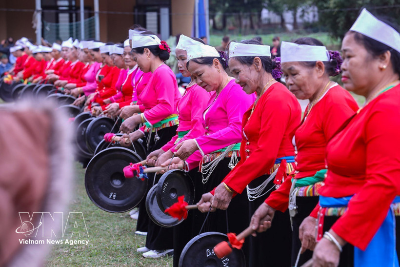 Spectacle de gongs des Muong à Phu Tho. Photo : VNA