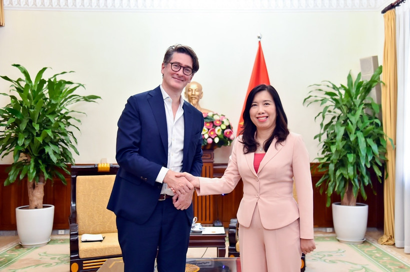 La vice-ministre des Affaires étrangères, Lê Thi Thu Hang et John Fraher, rédacteur en chef exécutif principal de Bloomberg pour la région Asie-Pacifique. Photo: VNA