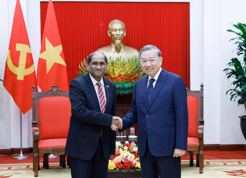 Le secrétaire général du Parti Tô Lâm (droite) reçoit l’ambassadeur de Singapour, Jaya Ratnam. Photo. VNA