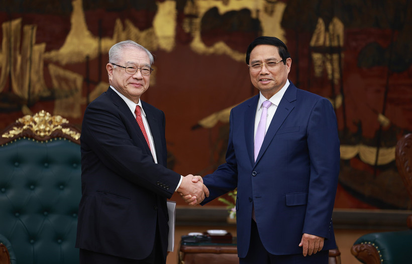 Le Premier ministre Pham Minh Chinh (droite) reçoit le président de l’Association d’amitié Japon–Vietnam de la région du Kansai, Nishimura Teiichi. Photo: VNA
