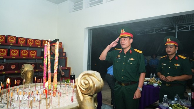 Des délégués rendent un hommage solennel, exprimant leur profonde gratitude envers les martyrs tombés au Cambodge. Photo: VNA