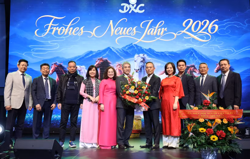 L'ambassadeur du Vietnam en Allemagne, Nguyen Dac Thanh offre un bouquet de fleurs au directeur général du centre commercial Dong Xuan, Nguyen Van Hien. Photo : VNA 