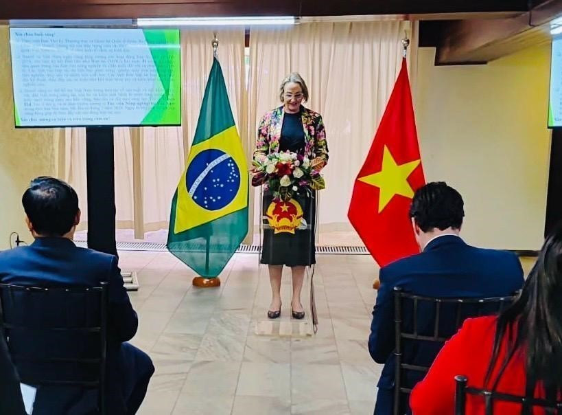Mirela Janice Eidt, directrice du Bureau du ministère brésilien de l’Agriculture et de l’Élevage, s'exprime au séminaire. Photo: ambassade du Vietnam au Brésil