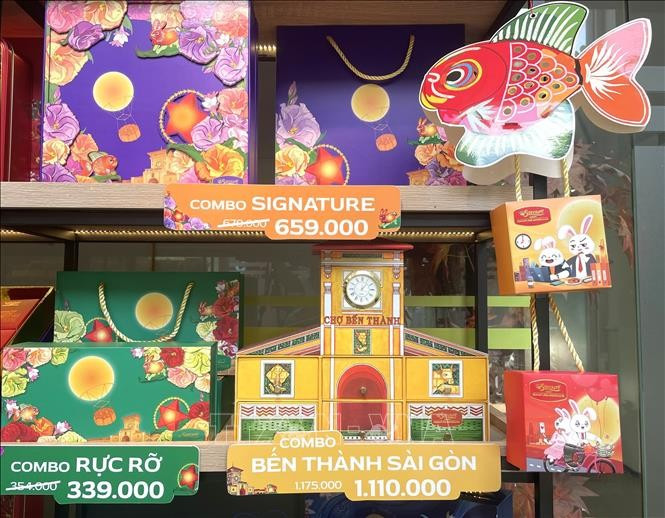 À un mois de la Fête de la mi-automne, le marché des gâteaux de lune à Hô Chi Minh-Ville bat déjà son plein. Photo: VNA
