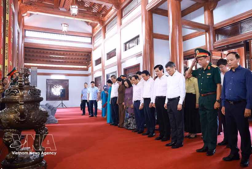 Le Premier ministre et les membres de sa délégation ont observé une minute de silence à la mémoire des martyrs qui ont sacrifié leur vie pour l'indépendance nationale et le bonheur du peuple vietnamien. Photo: VNA