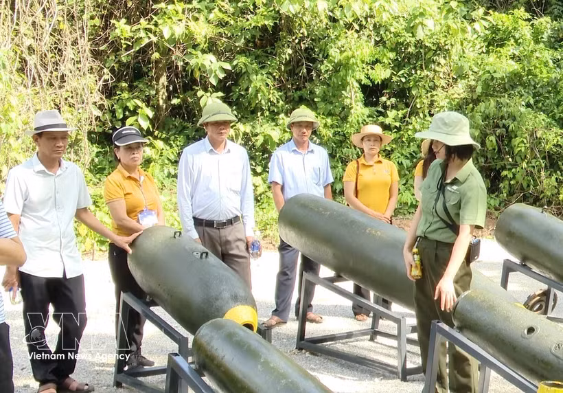 Visiteurs au site écotouristique "Piste légendaire de Truong Son et Grotte du Commandement" à Quang Tri. Photo: VNA