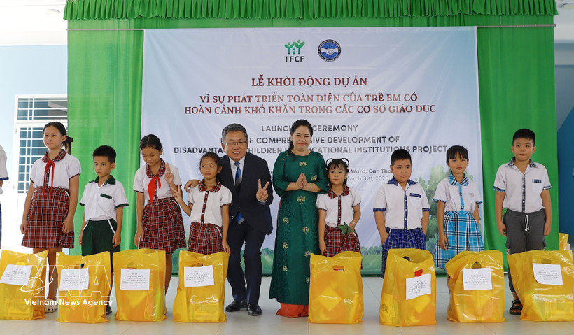 Remise de cadeaux à des élèves défavorisés à Can Tho. Photo: VNA