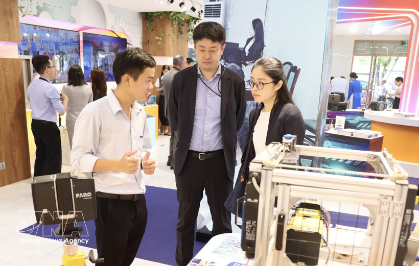 Des entreprises présentent leurs produits à la Semaine de l'industrie et de la technologie 2025. Photo: VNA