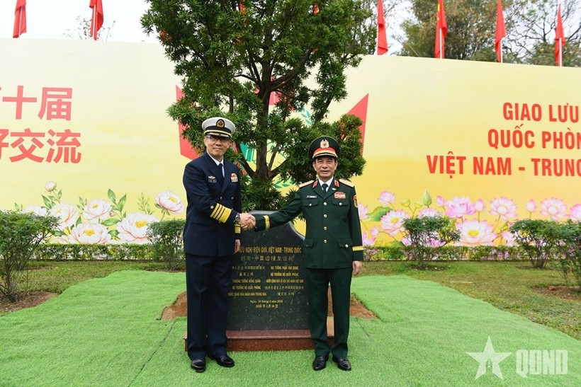 Le ministre vietnamien de la Défense, Phan Van Giang (droite) et son homologue chinois Dong Jun. Photo: qdnd.vn