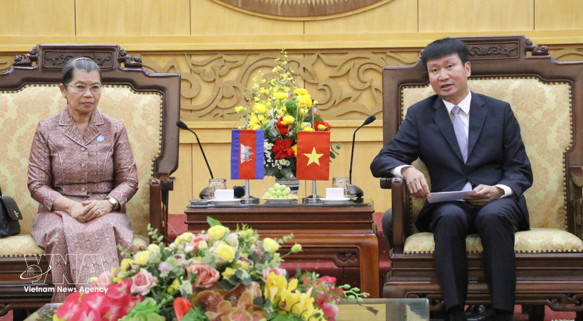 La présidente du Conseil national du Front de solidarité pour le développement de la patrie du Cambodge, Men Sam An et le secrétaire du Comité provincial du Parti de Ninh Binh, Tran Huy Tuan. Photo: VNA