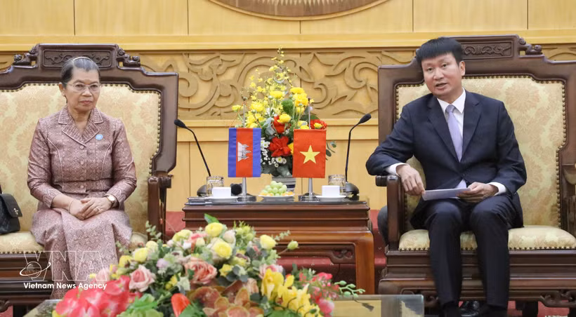La présidente du Conseil national du Front de solidarité pour le développement de la patrie du Cambodge, Men Sam An et le secrétaire du Comité provincial du Parti de Ninh Binh, Tran Huy Tuan. Photo: VNA