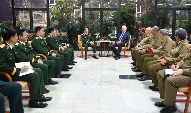 Le chef d’état-major général de l’Armée populaire du Vietnam, Nguyên Tân Cuong, également vice-ministre de la Défense, rencontre le président cubain Miguel Díaz-Canel. Photo: VNA