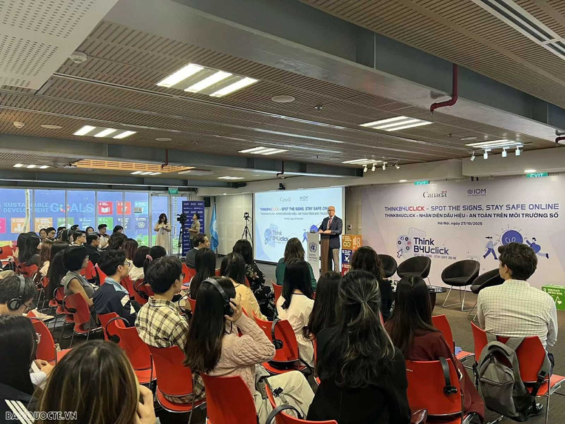 Lancement du programme "ThinkB4UClick". Photo: VNA