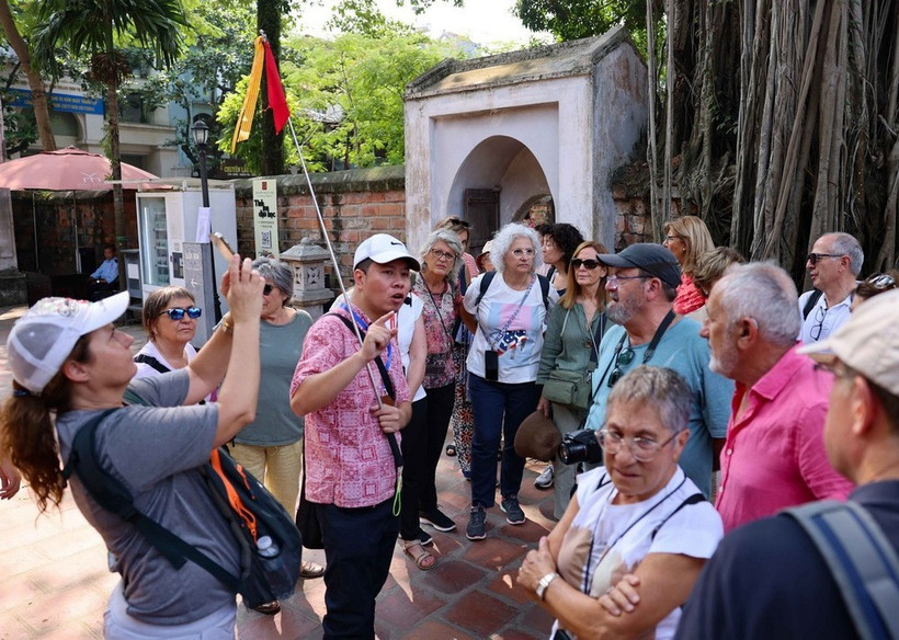 Visiteurs étrangers au Temple de la littérature à Hanoï. Photo: VNA