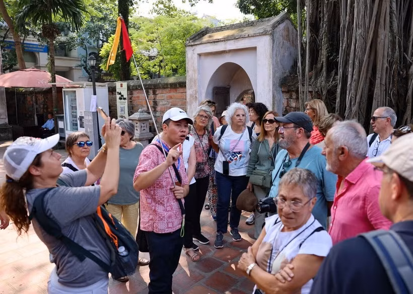 Visiteurs étrangers au Temple de la littérature à Hanoï. Photo: VNA