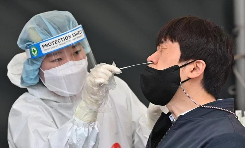 Selon les résultats de la surveillance de la 52e semaine de 2024, rapportés par le CDC chinois, les échantillons collectés dans les services ambulatoires et d'urgence ont révélé des agents responsables primaires, notamment des virus de la grippe, le métapneumovirus humain (HMPV) et le rhinovirus. Photo: AFP/VNA