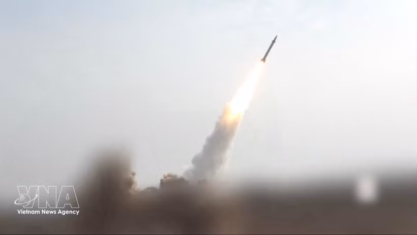 Une vidéo diffusée par les forces houthies au Yémen montre le lancement d'un missile hypersonique depuis un site secret au Yémen vers des cibles en Israël. Photo : Xinhua/VNA