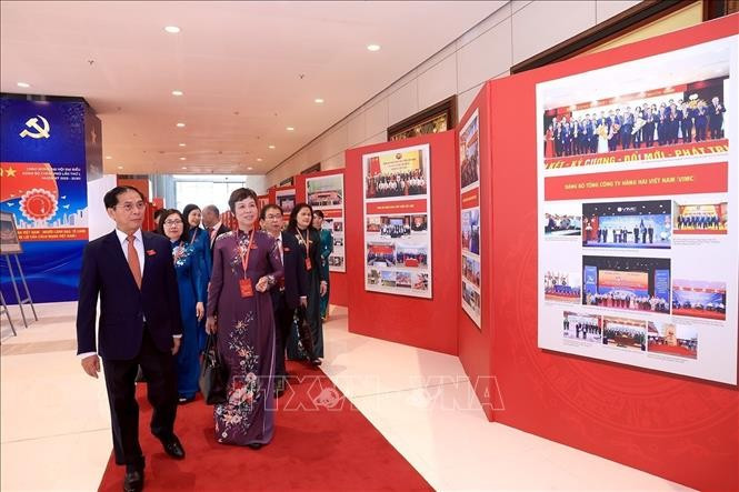 Des délégués du premier Congrès de l’organisation du Parti du Gouvernement visitent des expositions. Photo: VNA