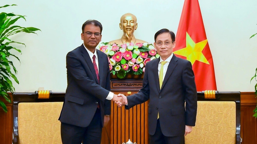 Le ministre des Affaires étrangères, Le Hoai Trung (droite) et l’ambassadeur non-résident du Népal au Vietnam, Dhan Bahadur Oli