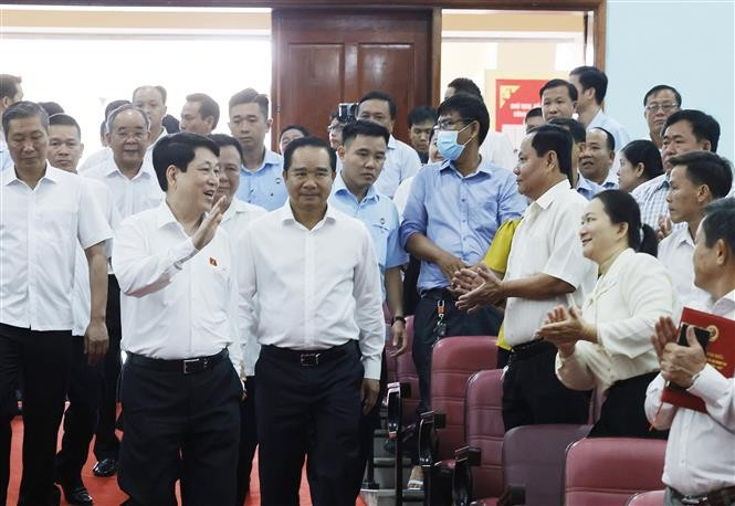 Le président Luong Cuong rencontre des électeurs des districts de Cu Chi et de Hoc Môn. Photo: VNA