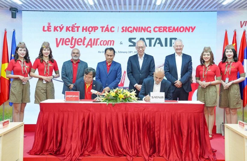 Signature de l'accord de coopération entre Vietjet et Satair. Photo: VNA