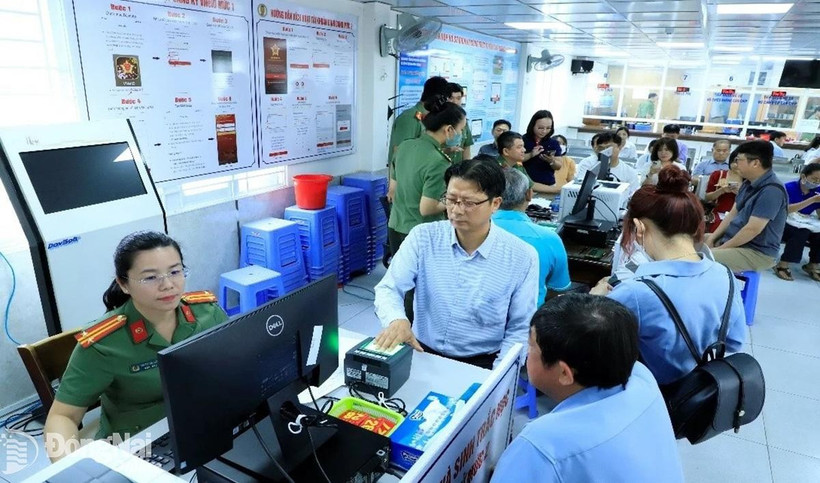 Depuis le 1er juillet 2025, la Division de la gestion de l'immigration de la Police provinciale de Dông Nai a attribué des comptes d'identification électronique de niveau 2 à plus de 200 étrangers. Photo: sggp.vn