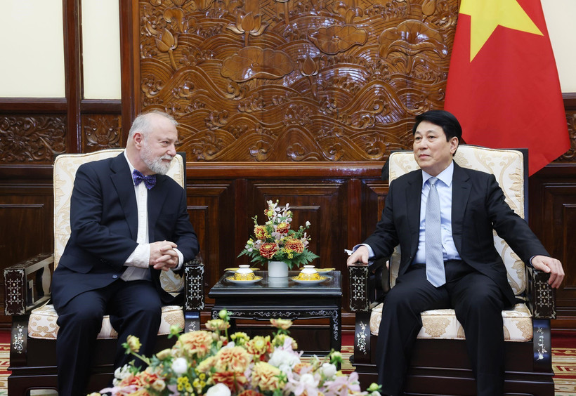 Le président Luong Cuong (droite) reçoit l’ambassadeur tchèque Hynek Kmonicek. Photo: VNA